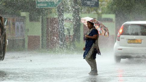സംസ്ഥാനത്ത് ശക്തമായ മഴയ്ക്ക് സാധ്യതയെന്ന് കാലാവസ്ഥാനിരീക്ഷണകേന്ദ്രം: അഞ്ചുജില്ലകളിൽ യെല്ലോ അലേർട്ട്. സംസ്ഥാനത്ത് ശക്തമായ മഴയ്ക്ക് സാധ്യതയെന്ന് കാലാവസ്ഥാനിരീക്ഷണകേന്ദ്രം: അഞ്ചുജില്ലകളിൽ യെല്ലോ അലേർട്ട്.