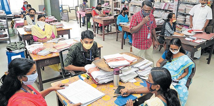 സംസ്ഥാനത്തെ തദ്ദേശസ്ഥാപനങ്ങളില് ഭരണസമിതികളുടെ കാലാവധി ഇന്ന് അവസാനിക്കും; നാളെ മുതല് സര്ക്കാര് നിശ്ചയിച്ച ഉദ്യോഗസ്ഥർക്കായിരിക്കും ഭരണം. സംസ്ഥാനത്തെ തദ്ദേശസ്ഥാപനങ്ങളില് ഭരണസമിതികളുടെ കാലാവധി ഇന്ന് അവസാനിക്കും; നാളെ മുതല് സര്ക്കാര് നിശ്ചയിച്ച ഉദ്യോഗസ്ഥർക്കായിരിക്കും ഭരണം.