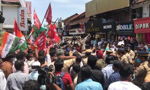 കോഴിക്കോട് മിഠായിത്തെരുവില് വഴിയോരക്കച്ചവടക്കാരെ ഒഴിപ്പിക്കാന് ശ്രമം , പ്രതിഷേധം ശക്തം. കോഴിക്കോട് മിഠായിത്തെരുവില് വഴിയോരക്കച്ചവടക്കാരെ ഒഴിപ്പിക്കാന് ശ്രമം , പ്രതിഷേധം ശക്തം.