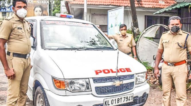 പോലീസ് കണ്‍ട്രോള്‍ റൂം വാഹനത്തിൽ യുവതിക്ക് സുഖപ്രസവം … പൊലീസിന് അഭിനന്ദനപ്രവാഹം .
