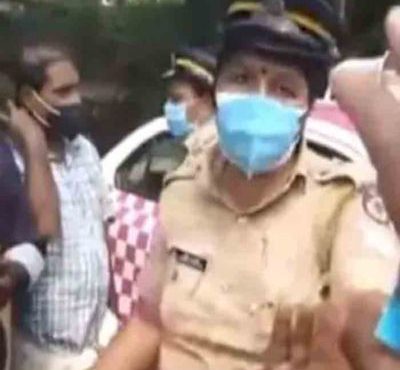 പൊതുനിരത്തില്‍ മൂന്നാം ക്ലാസുകാരിയെയും പിതാവിനെയും മോഷ്ടാക്കളെന്ന് പറഞ്ഞ് അപമാനിച്ച സംഭവത്തില്‍ പിങ്ക് പൊലീസ് ഓഫിസര്‍ക്ക് സ്ഥലം മാറ്റം.