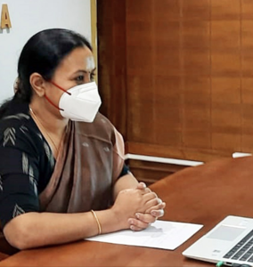 സംസ്ഥാനത്ത് വാക്‌സിന്‍ ക്ഷാമം രൂക്ഷമായ സാഹചര്യത്തിൽ സ്ഥിതി വിലയിരുത്താന്‍ ആരോഗ്യമന്ത്രി വീണാ ജോര്‍ജിന്റെ നേതൃത്വത്തില്‍ അടിയന്തര യോഗം ചേര്‍ന്നു.