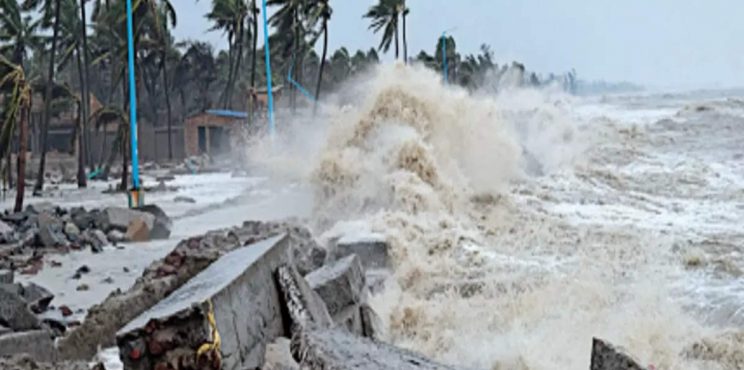 ഗു​ലാ​ബ് ചു​ഴ​ലി​ക്കാ​റ്റ് തീ​രം​ തൊട്ടു.