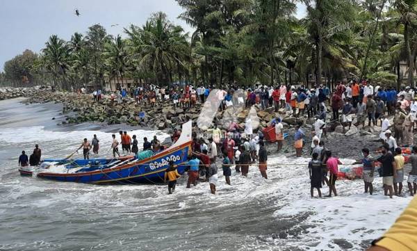 കൊല്ലം അഴീക്കല്ല് തീരത്ത് ശ​​​ക്ത​​​മാ​​​യ തി​​​ര​​​യി​​​ല്‍​​​പ്പെ​​​ട്ടു ബോട്ട് മുങ്ങി നാല് മത്സ്യത്തൊഴിലാളികള്‍ മരിച്ചു.