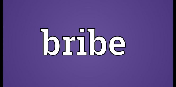 വാളയാര്‍ ആര്‍.ടി. ചെക്ക് പോസ്റ്റില്‍ വിജിലന്‍സിന്‍റെ മിന്നല്‍ റെയ്ഡ്. വിജിലന്‍സ് സംഘത്തെ കണ്ട് ഉദ്യോഗസ്ഥര്‍ ഭയന്ന് ഓടി.