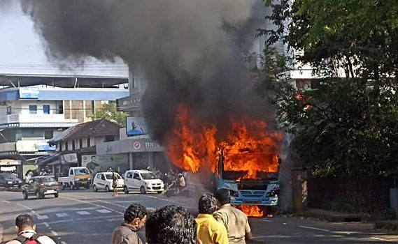 കണ്ണൂര്‍ ദേശീയ പാതയില്‍ ഓടിക്കൊണ്ടിരുന്ന ബസ്സിന് തീപിടിച്ചു. ആളപായമില്ല