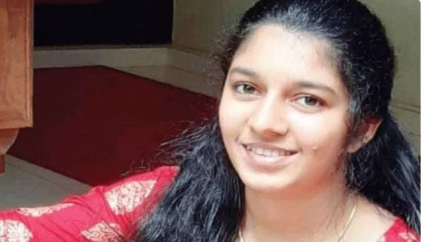 യാത്രയ്ക്കിടെ ബസില്‍വെച്ച്‌ ഉപദ്രവിച്ചയാളെ  ഓടിച്ച്‌ പിടിച്ച്‌ യുവതി പോലീസിലേല്പിച്ചു
