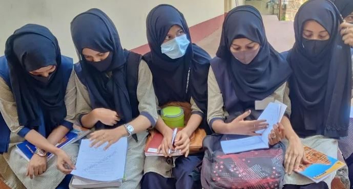 കര്‍ണ്ണാടകയിലെ ഹിജാബ് നിരോധനത്തിനെതിരായ ഹര്‍ജ്ജികളില്‍ ഹൈക്കോടതി വിധി ഇന്ന്.