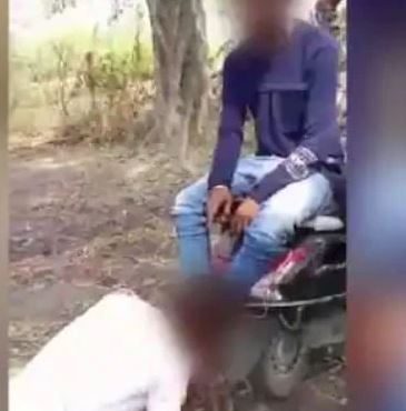 യുപി യില്‍ ദളിത് വിദ്യാര്‍ത്ഥിയെക്കൊണ്ട് കാല് നക്കിച്ചു