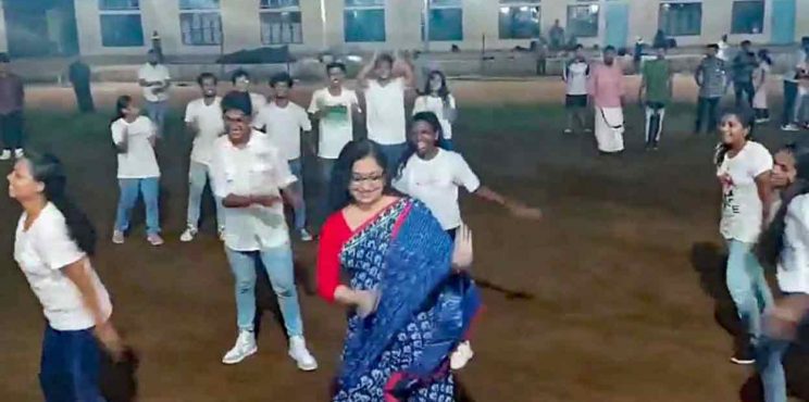 വിദ്യാര്‍ഥികള്‍ക്കൊപ്പം നൃത്തച്ചുവടുവച്ച്  പത്തനംതിട്ട ജില്ലാ കളക്റ്റർ ദിവ്യ എസ്.അയ്യര്‍.