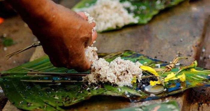 കര്‍ക്കടക വാവുബലി ദിനമായ ഇന്ന് പിതൃക്കളുടെ സ്മരണയില്‍ വിശ്വാസികള്‍ ബലിതര്‍പ്പണം നടത്തുന്നു