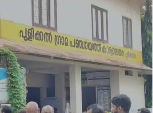 പരാതികളും രേഖകളും കഴുത്തിൽ സഞ്ചിയിലാക്കി തൂക്കി മധ്യവയസ്കൻ പഞ്ചായത്ത് ഓഫീസിൽ ജീവനൊടുക്കി