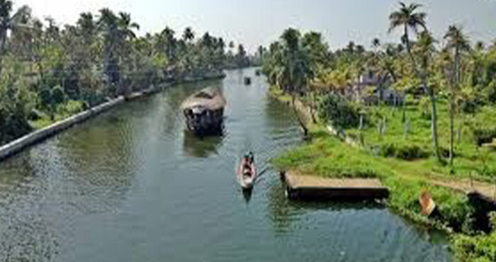 ആലപ്പുഴയില്‍ അഞ്ച് ബോട്ടുകള്‍ മതിയായ രേഖകളില്ലാത്ത പിടിച്ചെടുത്തു