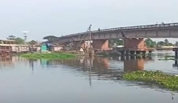 പള്ളാത്തുരുത്തി പാലത്തിൽ നിന്ന് 2 പേർ  കായലിലേക്ക് ചാടി; തിരച്ചിൽ തുടരുന്നു