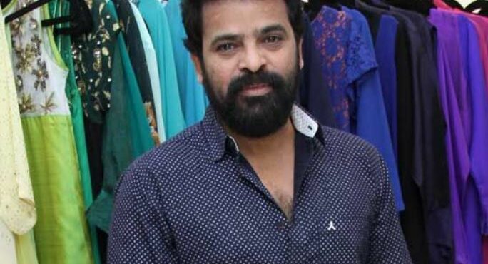 2000 കോടിയുടെ ലഹരിക്കടത്ത്: സംവിധായകൻ അമീർ സുൽത്താനെ ചോദ്യംചെയ്യുന്നു 2000 കോടിയുടെ ലഹരിക്കടത്ത്: സംവിധായകൻ അമീർ സുൽത്താനെ ചോദ്യംചെയ്യുന്നു