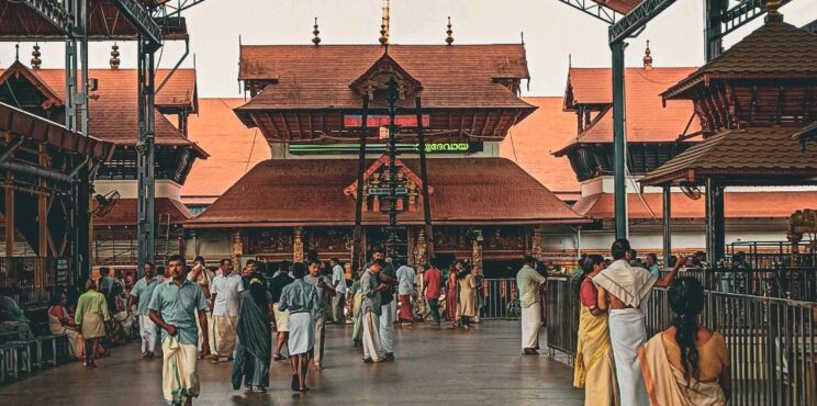 ഗുരുവായൂർ ക്ഷേത്രത്തിൽ സുരക്ഷയും ആചാരങ്ങളും കർശനമാക്കുന്നു; ഇതരമത ചിഹ്നങ്ങൾ ധരിച്ച് ക്ഷേത്രത്തിൽ പ്രവേശിച്ചാൽ പിഴ ഗുരുവായൂർ ക്ഷേത്രത്തിൽ സുരക്ഷയും ആചാരങ്ങളും കർശനമാക്കുന്നു; ഇതരമത ചിഹ്നങ്ങൾ ധരിച്ച് ക്ഷേത്രത്തിൽ പ്രവേശിച്ചാൽ പിഴ