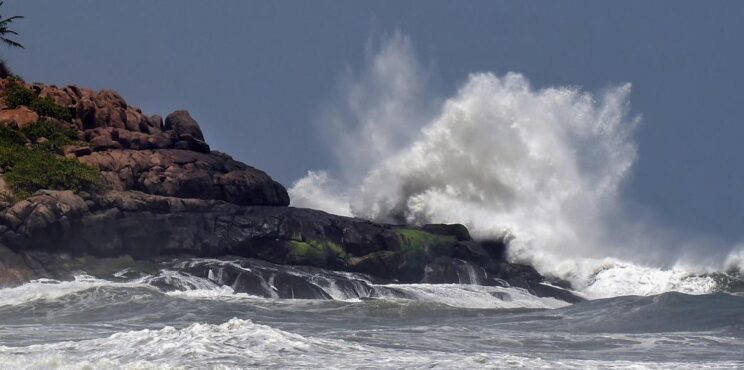 കേരളത്തിലെ തീരദേശ ജില്ലകളിൽ റെഡ് അലർട്ട്; ‘കള്ളക്കടൽ’ പ്രതിഭാസത്തിനും ഉയർന്ന തിരമാലകൾക്കും സാധ്യതയെന്ന് INCOIS മുന്നറിയിപ്പ് കേരളത്തിലെ തീരദേശ ജില്ലകളിൽ റെഡ് അലർട്ട്; ‘കള്ളക്കടൽ’ പ്രതിഭാസത്തിനും ഉയർന്ന തിരമാലകൾക്കും സാധ്യതയെന്ന് INCOIS മുന്നറിയിപ്പ്