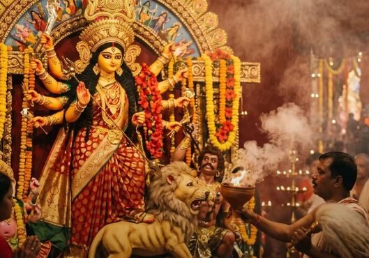 വിദ്യാരംഭവും നവരാത്രി ആഘോഷങ്ങളും അടുത്തെത്തി; ഒമ്പത് നാളുകളിൽ അണിയേണ്ട നിറങ്ങളും പ്രാധാന്യവും അറിയാം